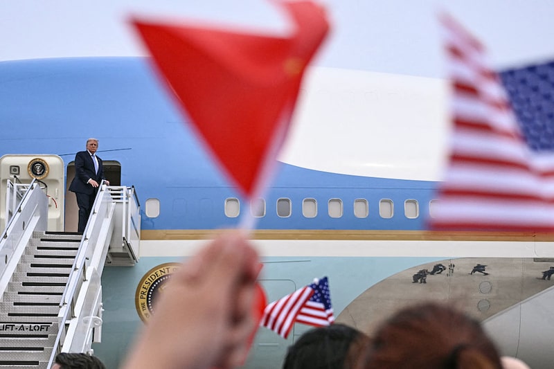 El presidente de Estados Unidos, Donald Trump, sube al Air Force One antes de partir del Aeropuerto de la Capital de Pekín, en Pekín, el 15 de mayo de 2026. El presidente de Estados Unidos, Donald Trump, sube al Air Force One antes de partir del Aeropuerto de la Capital de Pekín, en Pekín, el 15 de mayo de 2026.