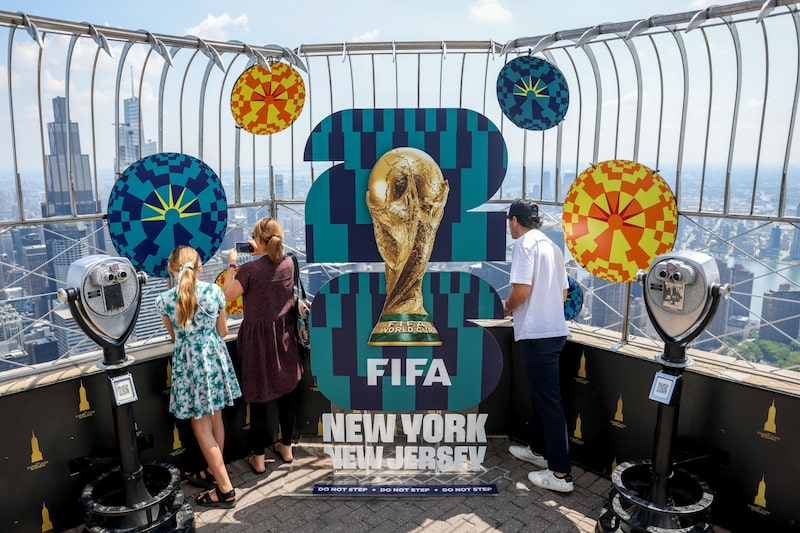 Carteles de la Copa Mundial de la FIFA en el Observatorio del Empire State Building en Nueva York, el 29 de junio. Fotógrafo: Michael Nagle/Bloomberg. Carteles de la Copa Mundial de la FIFA en el Observatorio del Empire State Building en Nueva York, el 29 de junio. Fotógrafo: Michael Nagle/Bloomberg.