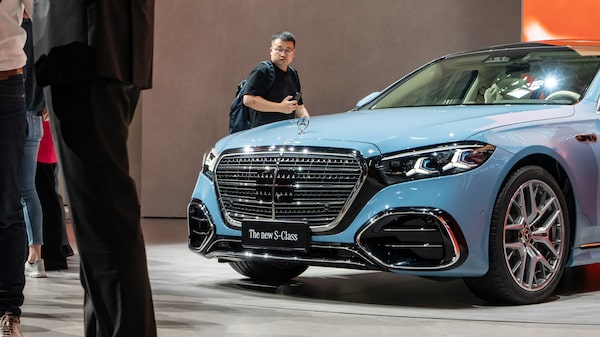 Mercedes-Benz rebaja sus previsiones por la crisis en China y sus acciones caen hasta 5,5% Mercedes-Benz rebaja sus previsiones por la crisis en China y sus acciones caen hasta 5,5%