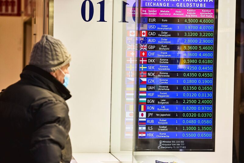 Un peatón con máscara protectora se detiene ante una pantalla que muestra los tipos de cambio de moneda en Wroclaw, Polonia, el lunes 24 de enero de 2022. La economía polaca podría enfrentarse a "una versión moderna de la estanflación" en la que la inflación galopante va unida a un crecimiento económico lento, advirtió Joanna Tyrowicz, candidata de la oposición a formar parte del consejo de administración del banco central. Fotógrafo: Bartek Sadowski/Bloomberg Un peatón con máscara protectora se detiene ante una pantalla que muestra los tipos de cambio de moneda en Wroclaw, Polonia, el lunes 24 de enero de 2022. La economía polaca podría enfrentarse a "una versión moderna de la estanflación" en la que la inflación galopante va unida a un crecimiento económico lento, advirtió Joanna Tyrowicz, candidata de la oposición a formar parte del consejo de administración del banco central. Fotógrafo: Bartek Sadowski/Bloomberg