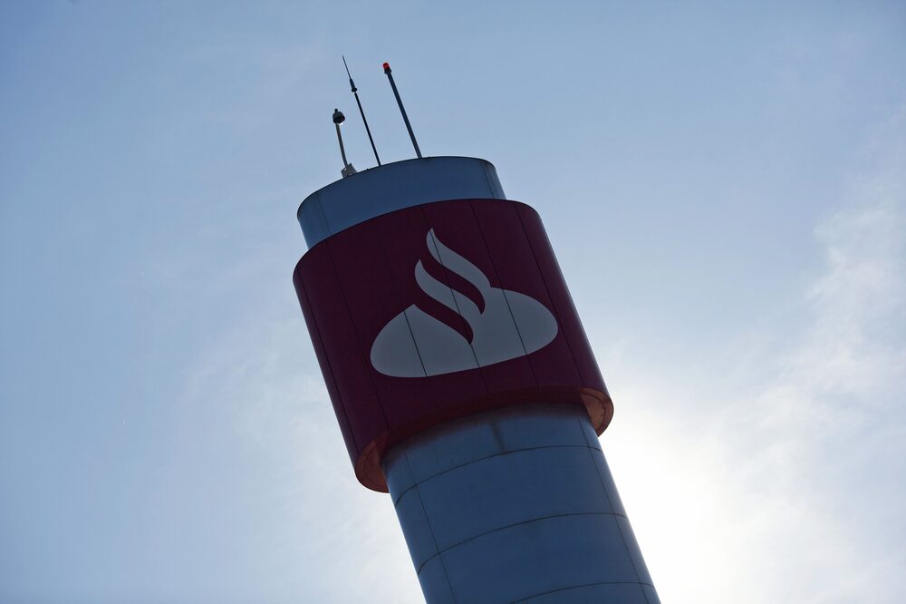 Santander, Vale, Itaú Unibanco e Bradesco estão no topo do ranking das companhias com as maiores gratificações aos seus diretores presidentes; veja lista Santander, Vale, Itaú Unibanco e Bradesco estão no topo do ranking das companhias com as maiores gratificações aos seus diretores presidentes; veja lista
