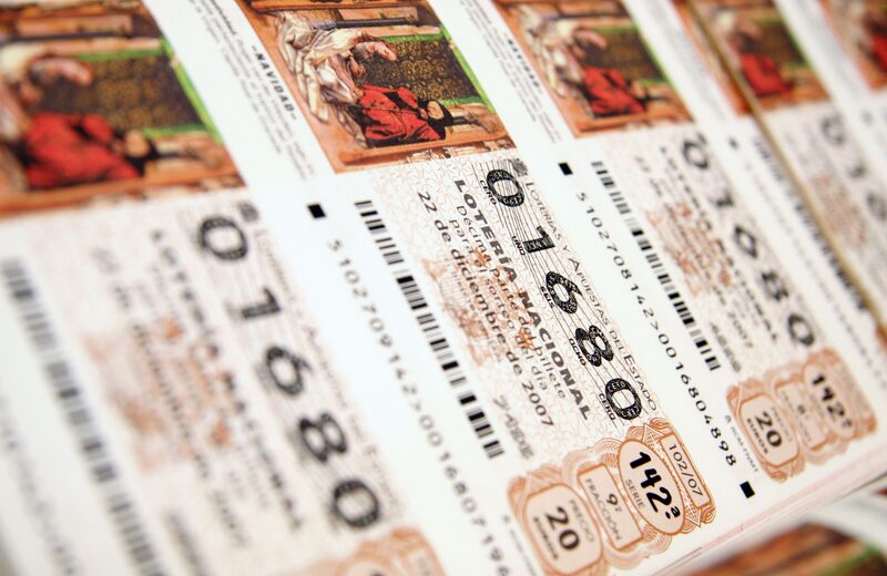 Tiquetes de lotería en un kiosco en Bilbao, España. Fotógrafo: Markel Redondo/Bloomberg News Tiquetes de lotería en un kiosco en Bilbao, España. Fotógrafo: Markel Redondo/Bloomberg News