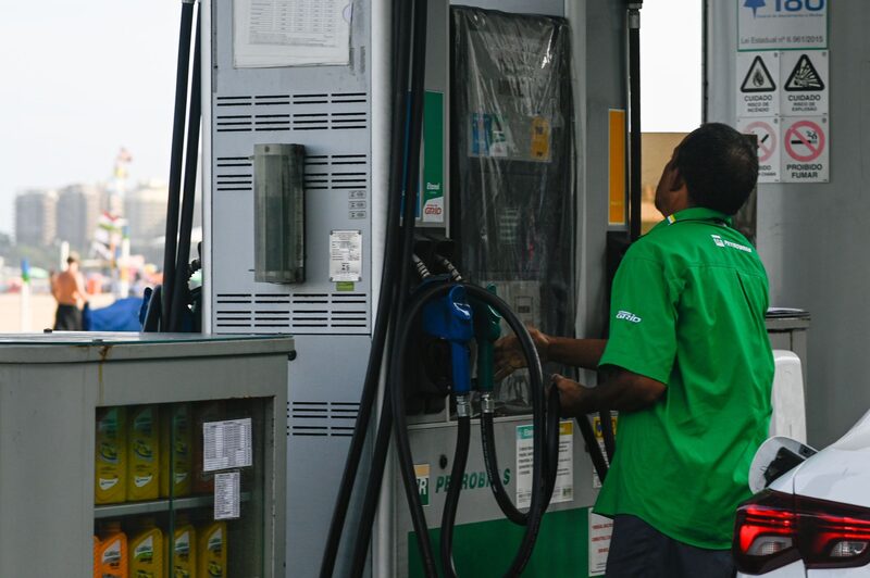 Os preços de gasolina e diesel nos postos do país atingiram recorde pouco antes do início da temporada de viagens de carro Os preços de gasolina e diesel nos postos do país atingiram recorde pouco antes do início da temporada de viagens de carro