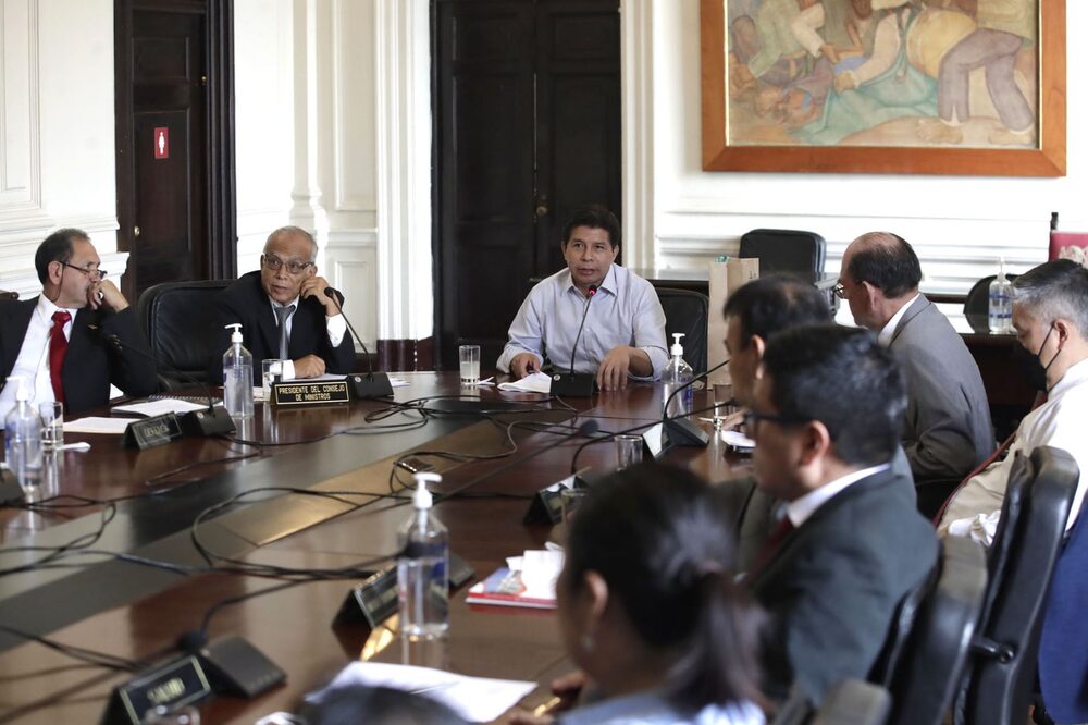 El proyecto de reforma constitucional. aprobado en sesión extraordinaria del Consejo de Ministros plantea consultar a la población si aprueba la convocatoria de una Asamblea Constituyente encargada de elaborar una nueva Constitución Política de Perú. El proyecto de reforma constitucional. aprobado en sesión extraordinaria del Consejo de Ministros plantea consultar a la población si aprueba la convocatoria de una Asamblea Constituyente encargada de elaborar una nueva Constitución Política de Perú.