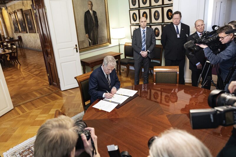 Sauli Niinisto, presidente de Finlandia, ratifica una ley doméstica para aprobar la adhesión a la OTAN Sauli Niinisto, presidente de Finlandia, ratifica una ley doméstica para aprobar la adhesión a la OTAN