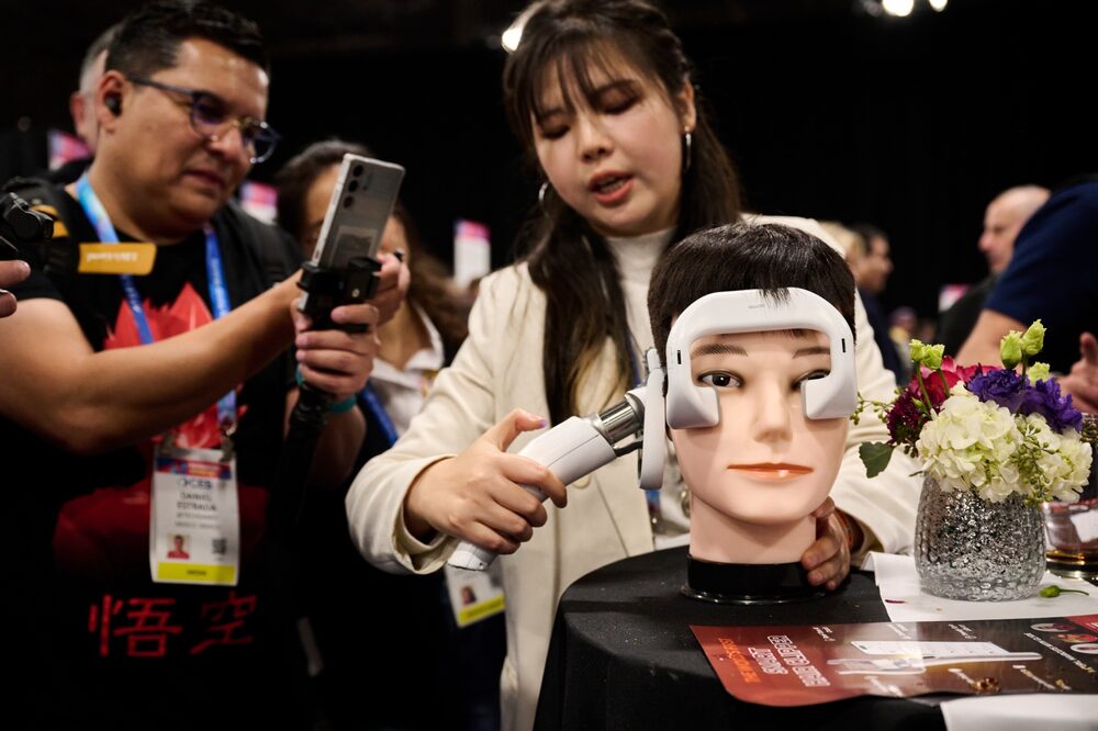 La cortadora de pelo inteligente Glyde durante una demostración en el evento CES Unveiled 2026. Fotógrafa: Bridget Bennett/Bloomberg. La cortadora de pelo inteligente Glyde durante una demostración en el evento CES Unveiled 2026. Fotógrafa: Bridget Bennett/Bloomberg.