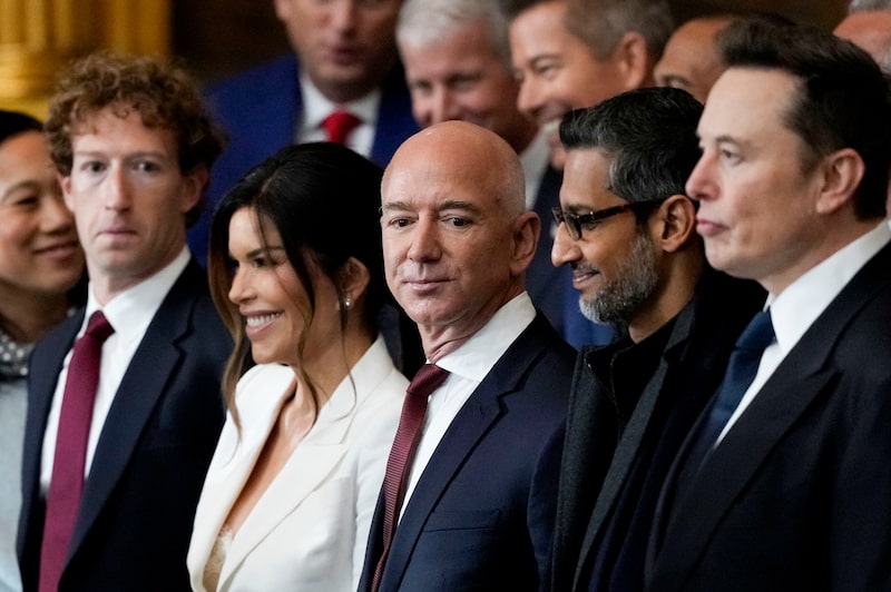 Mark Zuckerberg, director ejecutivo de Meta Platforms Inc., de izquierda a derecha, Jeff Bezos, fundador de Amazon.com Inc., Sundar Pichai, director ejecutivo de Alphabet Inc., y Elon Musk, director ejecutivo de Tesla Inc., durante la 60.ª investidura presidencial en la rotonda del Capitolio de Estados Unidos en Washington, DC, EE. UU., el lunes 20 de enero de 2025. Foto: Julia Demaree Nikhinson/AP Photo/Bloomberg Mark Zuckerberg, director ejecutivo de Meta Platforms Inc., de izquierda a derecha, Jeff Bezos, fundador de Amazon.com Inc., Sundar Pichai, director ejecutivo de Alphabet Inc., y Elon Musk, director ejecutivo de Tesla Inc., durante la 60.ª investidura presidencial en la rotonda del Capitolio de Estados Unidos en Washington, DC, EE. UU., el lunes 20 de enero de 2025. Foto: Julia Demaree Nikhinson/AP Photo/Bloomberg