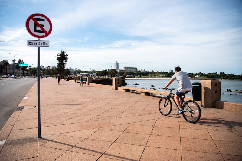 La rambla es un paseo tradicional de Montevideo, con sus anchas veredas utilizadas para caminar, correr y andar en bicicleta. La rambla es un paseo tradicional de Montevideo, con sus anchas veredas utilizadas para caminar, correr y andar en bicicleta.
