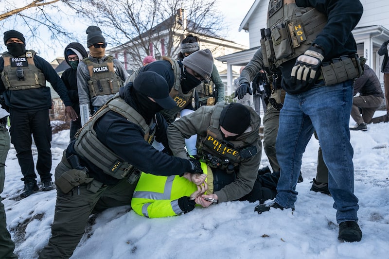Agentes del ICE detienen a una persona en el suelo.
Fotógrafo: Victor J. Blue/Bloomberg Agentes del ICE detienen a una persona en el suelo.
Fotógrafo: Victor J. Blue/Bloomberg
