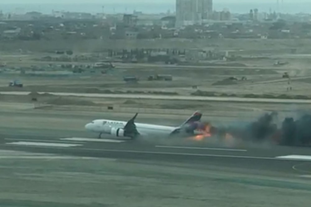 Avión de Latam Airlines es evacuado en la pista después de tocar tierra mientras aterrizaba en el aeropuerto Jorge Chávez en Callao, Lima, Perú. Los heridos están siendo atendidos actualmente. Avión de Latam Airlines es evacuado en la pista después de tocar tierra mientras aterrizaba en el aeropuerto Jorge Chávez en Callao, Lima, Perú. Los heridos están siendo atendidos actualmente.