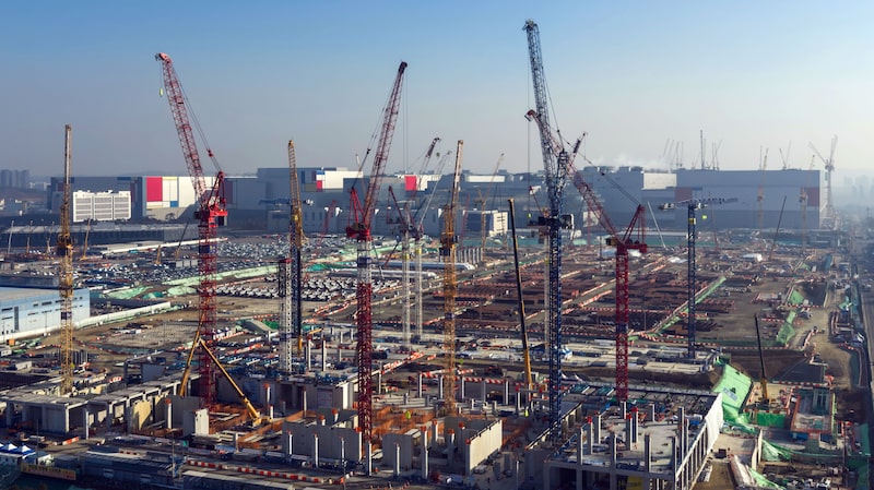 Cranes at a construction site at Samsungs P5 semiconductor plant in Pyeongtaek, Gyeonggi Province, South Korea. Cranes at a construction site at Samsungs P5 semiconductor plant in Pyeongtaek, Gyeonggi Province, South Korea.