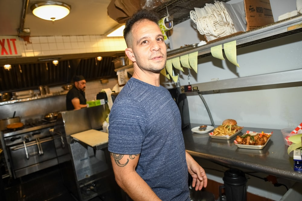 Jake Trebach, proprietário do restaurante Drums and Flats, próximo ao Barclays Center, afirma que o impulso nos negócios proporcionado pelo New York Liberty, da WNBA, é “muito maior” do que o gerado pelo Brooklyn Nets, da NBA. (Foto: Dolly Faibyshev/Bloomberg) Jake Trebach, proprietário do restaurante Drums and Flats, próximo ao Barclays Center, afirma que o impulso nos negócios proporcionado pelo New York Liberty, da WNBA, é “muito maior” do que o gerado pelo Brooklyn Nets, da NBA. (Foto: Dolly Faibyshev/Bloomberg)