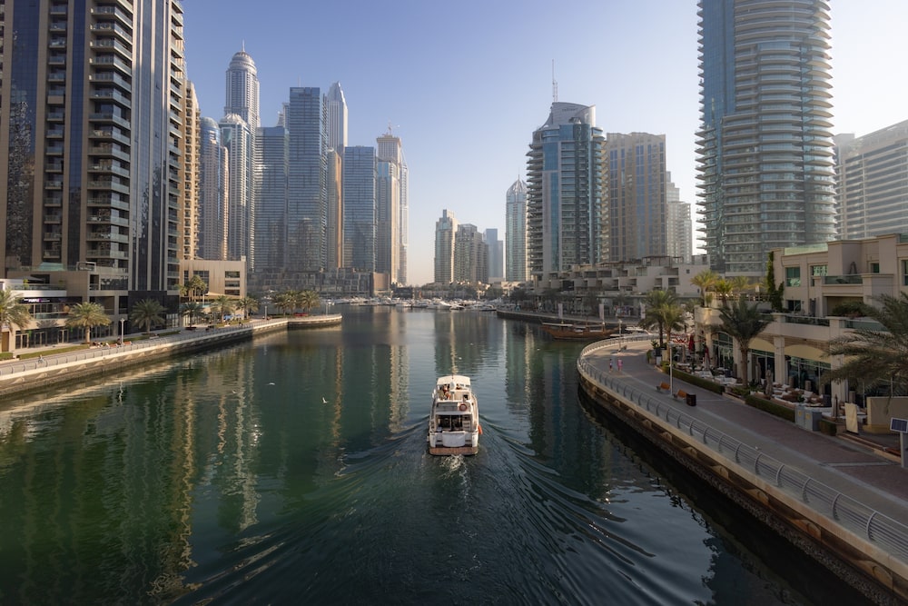 Muitos britânicos citam o clima e a tranquilidade como motivos para a mudança para o emirado. Muitos britânicos citam o clima e a tranquilidade como motivos para a mudança para o emirado.