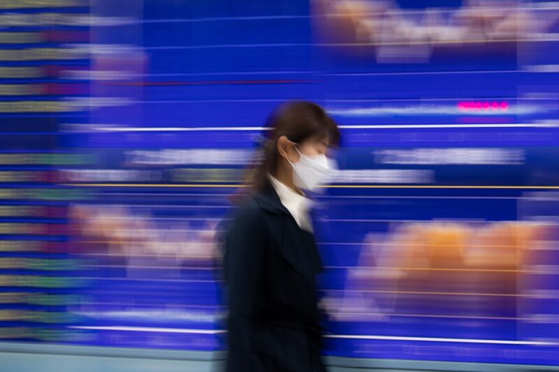 Un peatón pasa por delante de una pizarra electrónica de valores en Tokio, Japón, el lunes 21 de noviembre de 2022. Fotógrafo: SeongJoon Cho/Bloomberg Un peatón pasa por delante de una pizarra electrónica de valores en Tokio, Japón, el lunes 21 de noviembre de 2022. Fotógrafo: SeongJoon Cho/Bloomberg