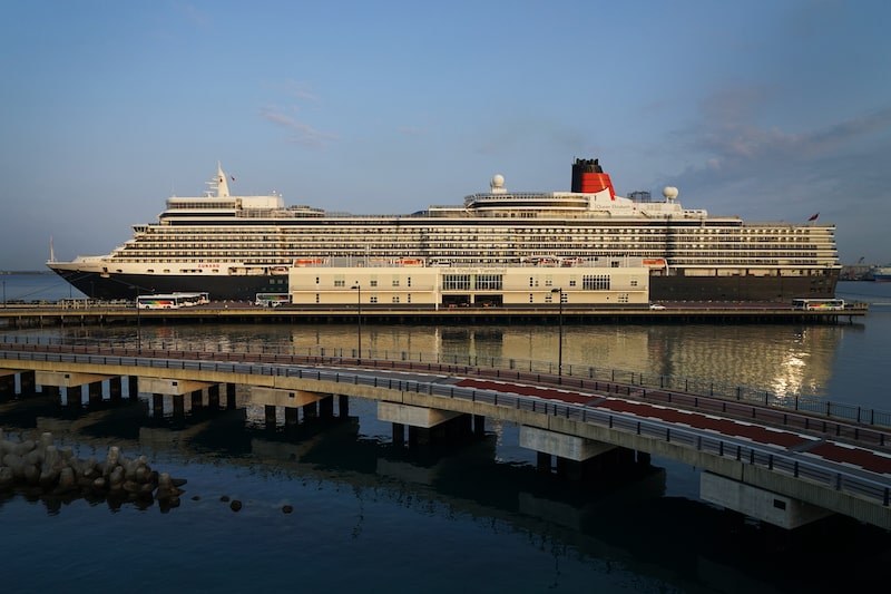 O navio de cruzeiro Queen Elizabeth operado pela Cunard Line Ltd permanece atracado no Terminal de Cruzeiros de Naha em Naha, Okinawa, Japão, na terça-feira, 13 de março de 2018 O navio de cruzeiro Queen Elizabeth operado pela Cunard Line Ltd permanece atracado no Terminal de Cruzeiros de Naha em Naha, Okinawa, Japão, na terça-feira, 13 de março de 2018