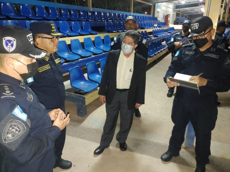 El secretario de Seguridad, Ramón Sabillón (centro), con elementos de la Policía Nacional. El secretario de Seguridad, Ramón Sabillón (centro), con elementos de la Policía Nacional.