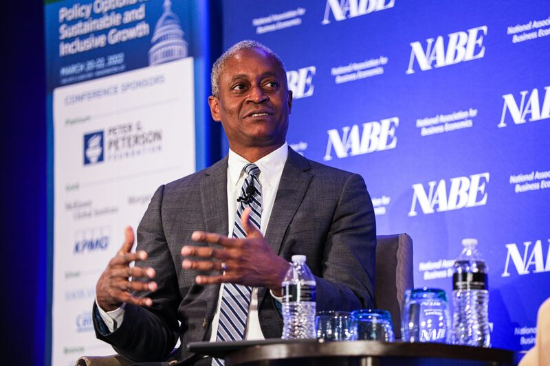 Raphael Bostic, presidente y director general del Banco de la Reserva Federal de Atlanta, habla durante la conferencia de política económica de la Asociación Nacional de Economía Empresarial (NABE) en Washington, D.C., Estados Unidos, el lunes 21 de marzo de 2022. El tema de la reunión anual de este año es "Opciones políticas para un crecimiento sostenible e inclusivo". Fotógrafo: Valerie Plesch/Bloomberg Raphael Bostic, presidente y director general del Banco de la Reserva Federal de Atlanta, habla durante la conferencia de política económica de la Asociación Nacional de Economía Empresarial (NABE) en Washington, D.C., Estados Unidos, el lunes 21 de marzo de 2022. El tema de la reunión anual de este año es "Opciones políticas para un crecimiento sostenible e inclusivo". Fotógrafo: Valerie Plesch/Bloomberg