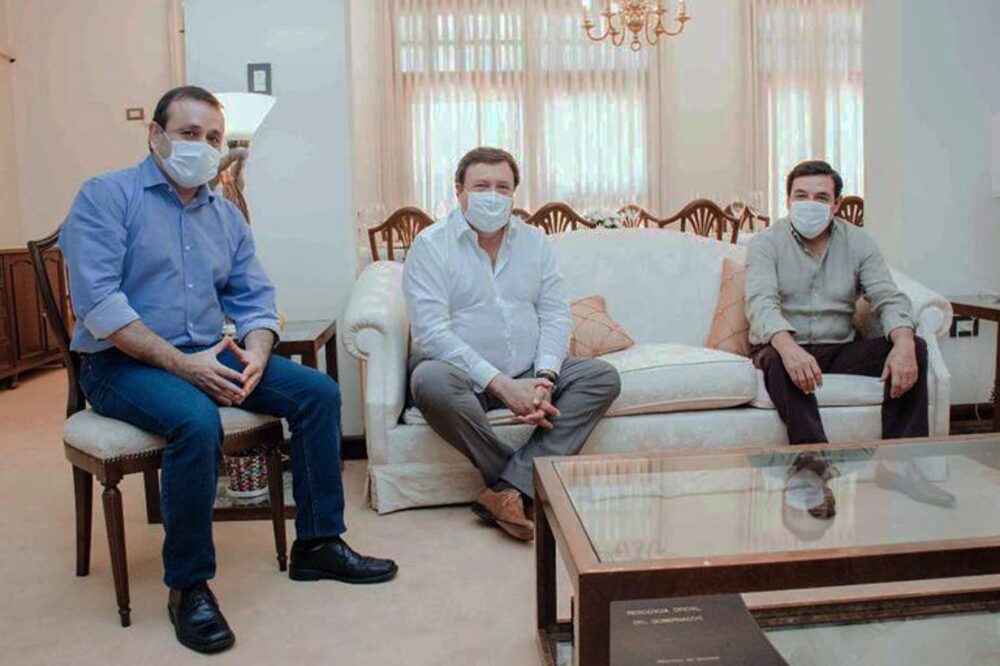 El senador Weretilneck, entre el gobernador Herrera Ahuad y el vice Rovira. El senador Weretilneck, entre el gobernador Herrera Ahuad y el vice Rovira.