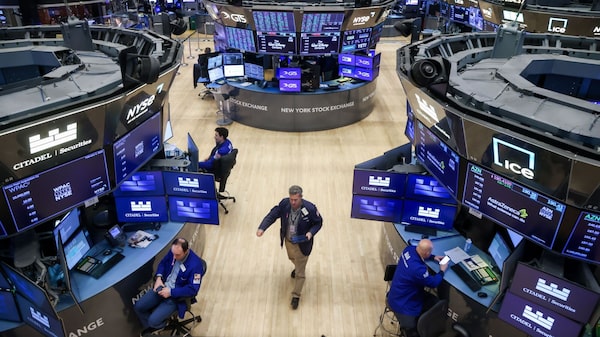 Las acciones asiáticas extienden su repunte a un récord; el oro cae Las acciones asiáticas extienden su repunte a un récord; el oro cae