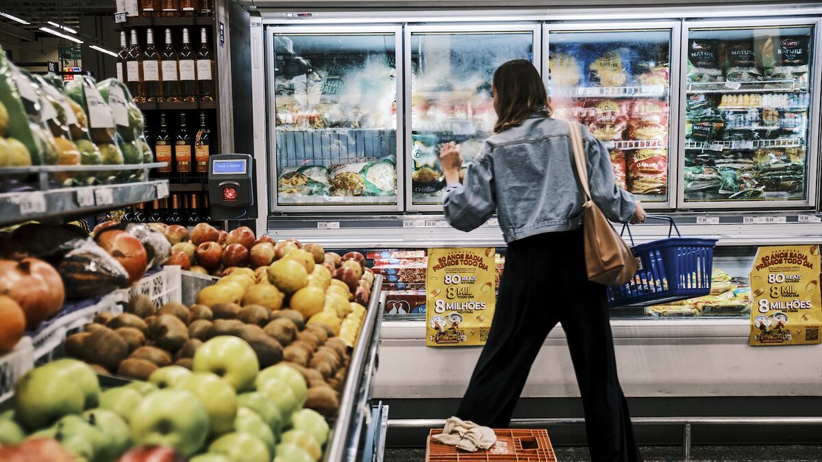 Consumidores estão redirecionando gastos para alimentos frescos, suplementos proteicos, produtos capilares e roupas esportivas. (Foto: Gustavo Minas/Bloomberg)