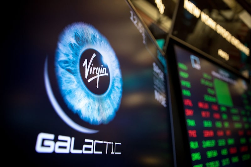 Una pantalla muestra el logotipo de Virgin Galactic Holdings Inc. durante la salida a bolsa de la empresa en el parqué de la Bolsa de Nueva York, el lunes 28 de octubre de 2019. Una pantalla muestra el logotipo de Virgin Galactic Holdings Inc. durante la salida a bolsa de la empresa en el parqué de la Bolsa de Nueva York, el lunes 28 de octubre de 2019.