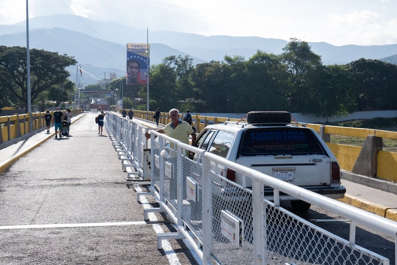 Un coche fúnebre cruza el Puente Internacional Simón Bolívar cerca de la frontera con Venezuela en Cúcuta, Colombia, el jueves 7 de octubre de 2021. Un coche fúnebre cruza el Puente Internacional Simón Bolívar cerca de la frontera con Venezuela en Cúcuta, Colombia, el jueves 7 de octubre de 2021.
