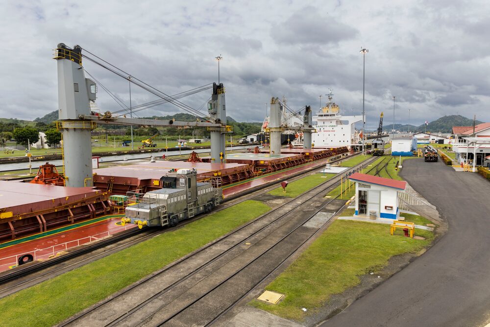 Un granelero navega por las esclusas de Miraflores del Canal de Panamá. Fotógrafo: Tarina Rodriguez/Bloomberg. Un granelero navega por las esclusas de Miraflores del Canal de Panamá. Fotógrafo: Tarina Rodriguez/Bloomberg.