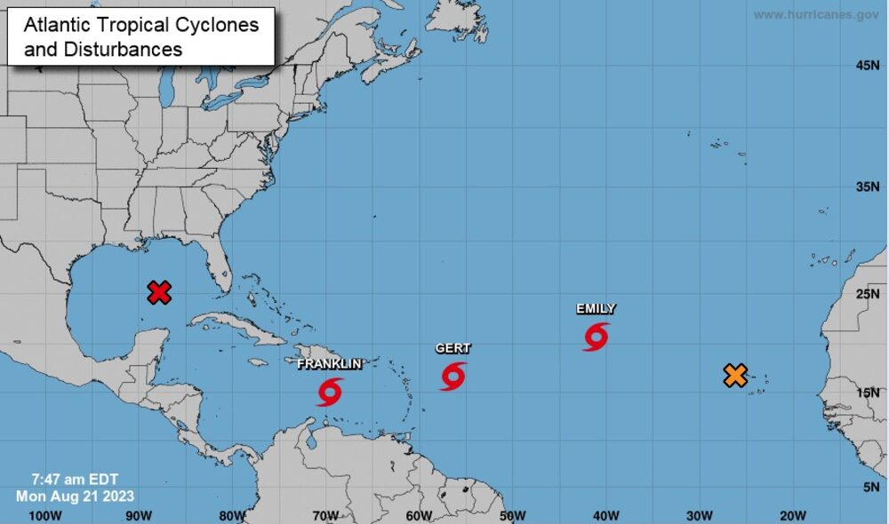 El Centro Nacional de Huracanes vigila diferentes tormentas con nombre. El Centro Nacional de Huracanes vigila diferentes tormentas con nombre.