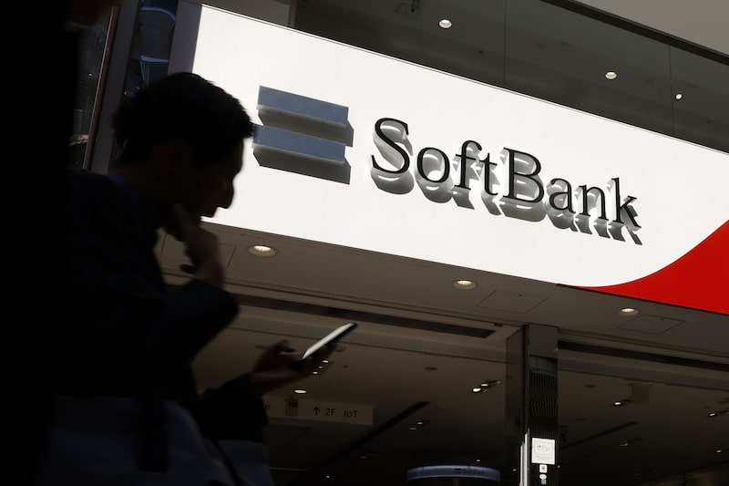 Cartelería en una tienda de SoftBank Corp. en el distrito de Ginza de Tokio, Japón, el miércoles 1 de noviembre de 2023. SoftBank Group Corp. tiene previsto publicar sus resultados del primer trimestre el 9 de noviembre. Fotógrafo: Kiyoshi Ota/Bloomberg. Cartelería en una tienda de SoftBank Corp. en el distrito de Ginza de Tokio, Japón, el miércoles 1 de noviembre de 2023. SoftBank Group Corp. tiene previsto publicar sus resultados del primer trimestre el 9 de noviembre. Fotógrafo: Kiyoshi Ota/Bloomberg.