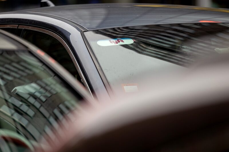Letrero de Lyft en un vehículo en Nueva York. Fotografía: Yuki Iwamura/Bloomberg Letrero de Lyft en un vehículo en Nueva York. Fotografía: Yuki Iwamura/Bloomberg