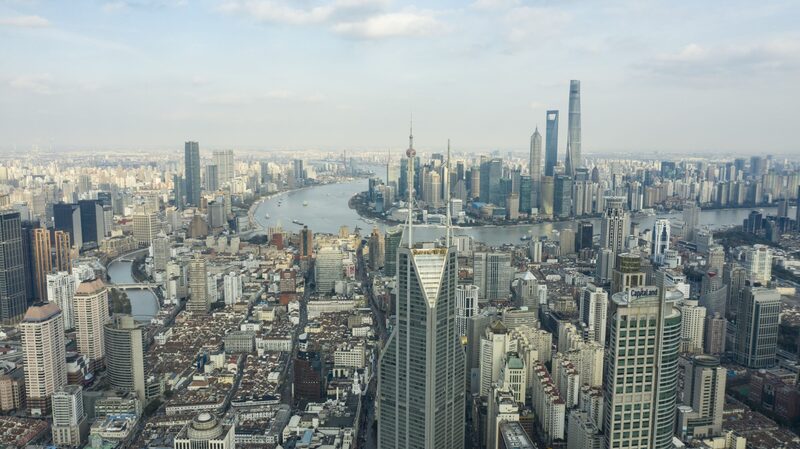 Shimao, un referente del contagio financiero en el asediado sector inmobiliario chino, sufrió el jueves la mayor caída de bonos de su historia después de que un acreedor dijera que una de las unidades promotoras había incumplido un préstamo local. Shimao, un referente del contagio financiero en el asediado sector inmobiliario chino, sufrió el jueves la mayor caída de bonos de su historia después de que un acreedor dijera que una de las unidades promotoras había incumplido un préstamo local.