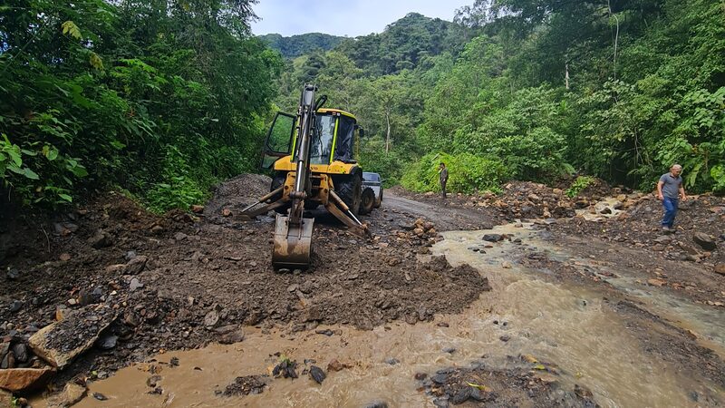De acuerdo a cifras oficiales, la red terciaria en el país está conformada por 142.284 km de vías rurales, de las que 13.959 km están a cargo de los departamentos, 100.748 km de los municipios, y 27.577 km del Instituto Nacional de Vías (Invías). De acuerdo a cifras oficiales, la red terciaria en el país está conformada por 142.284 km de vías rurales, de las que 13.959 km están a cargo de los departamentos, 100.748 km de los municipios, y 27.577 km del Instituto Nacional de Vías (Invías).