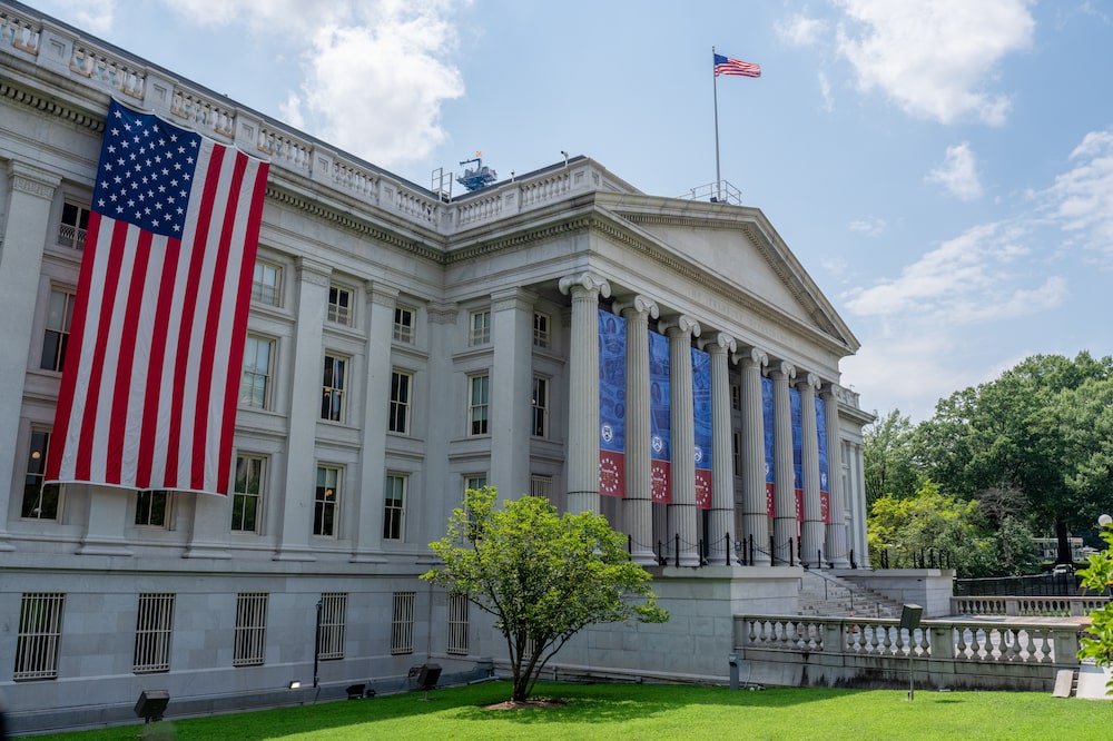 US Public Debt Hits $40 Trillion, Raising Doom Loop Risk US Public Debt Hits $40 Trillion, Raising Doom Loop Risk