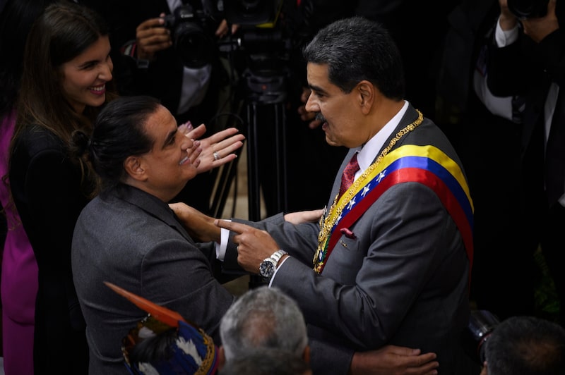 Alex Saab, a la izquierda, habla con Nicolás Maduro en la Asamblea Nacional de Caracas en 2024. Foto: Bloomberg
Alex Saab, a la izquierda, habla con Nicolás Maduro en la Asamblea Nacional de Caracas en 2024. Foto: Bloomberg