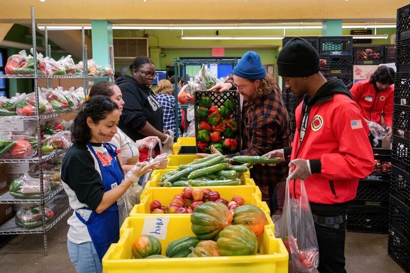 Voluntarios clasifican alimentos donados en New York Common Pantry el viernes. Fotógrafo: Adam Gray/Bloomberg Voluntarios clasifican alimentos donados en New York Common Pantry el viernes. Fotógrafo: Adam Gray/Bloomberg