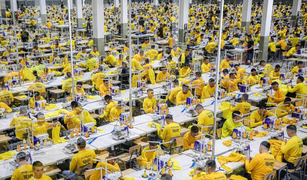 El programa “Cero Ocio” del gobierno de Bukele busca la reinserción social capacitando a miles de reos no peligrosos en labores de utilidad pública. El programa “Cero Ocio” del gobierno de Bukele busca la reinserción social capacitando a miles de reos no peligrosos en labores de utilidad pública.