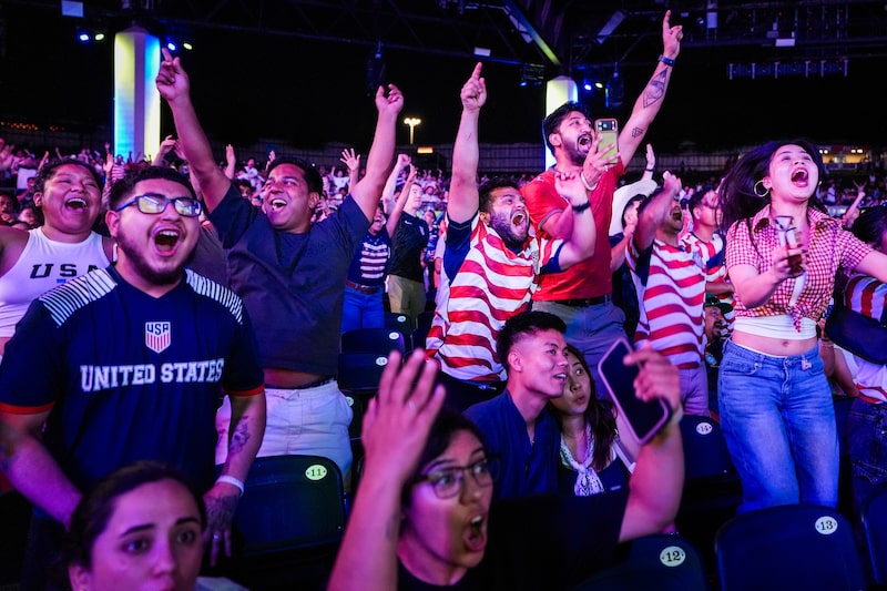 Aficionados celebran un gol mientras ven la transmisión del partido de la Copa Mundial de la FIFA entre Estados Unidos y Paraguay en Dallas, el 12 de junio. Foto: Smiley N. Pool/The Dallas Morning News/Getty Images Aficionados celebran un gol mientras ven la transmisión del partido de la Copa Mundial de la FIFA entre Estados Unidos y Paraguay en Dallas, el 12 de junio. Foto: Smiley N. Pool/The Dallas Morning News/Getty Images