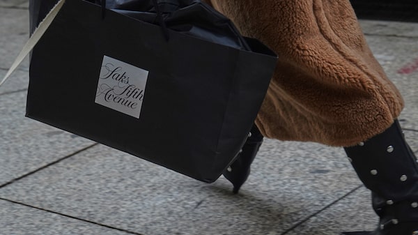 Crise na Saks: dívida, atrasos e desgaste de imagem abalam ícone do varejo de luxo Crise na Saks: dívida, atrasos e desgaste de imagem abalam ícone do varejo de luxo