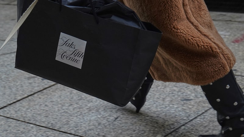 Crise na Saks: dívida, atrasos e desgaste de imagem abalam ícone do varejo de luxo Crise na Saks: dívida, atrasos e desgaste de imagem abalam ícone do varejo de luxo