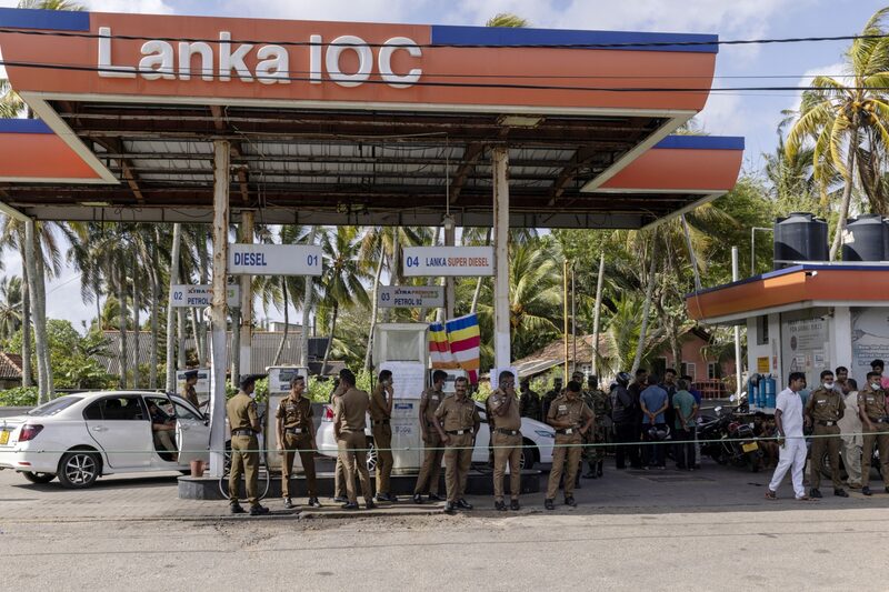 Sri Lanka mergulha em crise política devido à revolta dos moradores com desabastecimento de combustíveis e hiperinflação Sri Lanka mergulha em crise política devido à revolta dos moradores com desabastecimento de combustíveis e hiperinflação