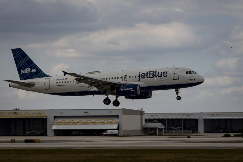 Investigan el hallazgo de dos cuerpos en el tren de aterrizaje de un avión de JetBlue Investigan el hallazgo de dos cuerpos en el tren de aterrizaje de un avión de JetBlue