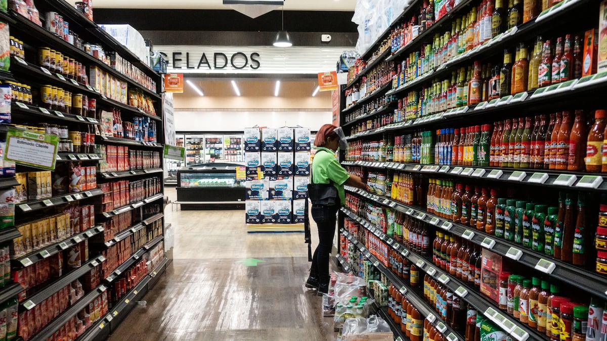 Un trabajador repone productos en las estanterías de un supermercado La Comer en Puerto Vallarta, Jalisco.