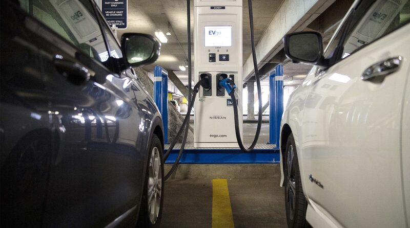 Una estación de recarga EVgo en el estacionamiento de Union Station en Washington. Una estación de recarga EVgo en el estacionamiento de Union Station en Washington.