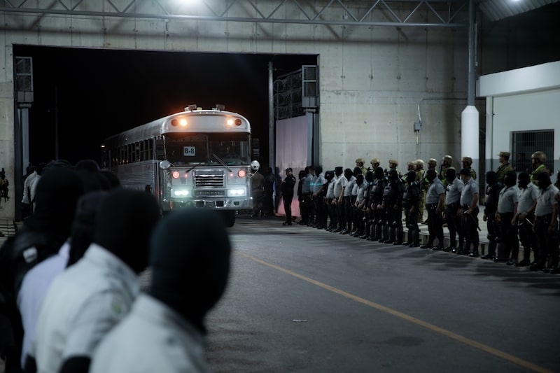 En esta fotografía difundida por la Presidencia de El Salvador, autobuses llegan al penal de máxima seguridad Centro de Contención del Terrorismo con personas deportadas desde EE.UU., el 16 de marzo. En esta fotografía difundida por la Presidencia de El Salvador, autobuses llegan al penal de máxima seguridad Centro de Contención del Terrorismo con personas deportadas desde EE.UU., el 16 de marzo.