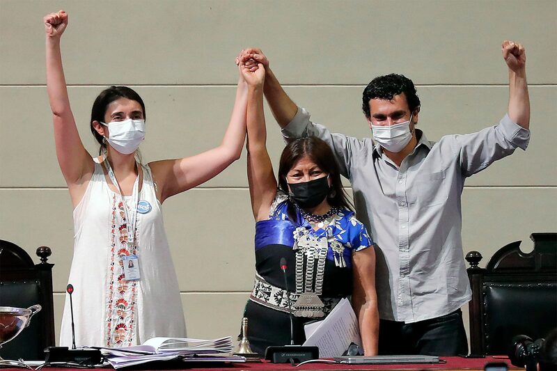 Foto de archivo de los constituyentes María Elisa Quinteros (a la izquierda), Elisa Loncón (al centro) y Jaime Bassa en la Convención Constitucional, 5 de enero de 2022. Foto de archivo de los constituyentes María Elisa Quinteros (a la izquierda), Elisa Loncón (al centro) y Jaime Bassa en la Convención Constitucional, 5 de enero de 2022.