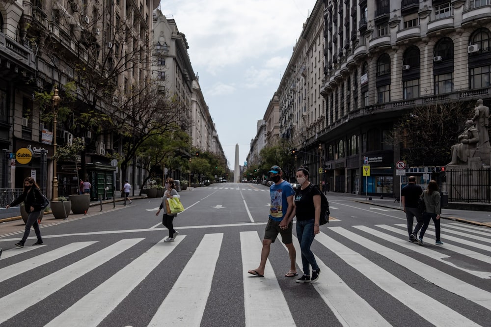 Peatones cruzan una calle en Buenos Aires, Argentina. BTG Pactual prevé que Argentina supere 4% de crecimiento en 2026 si continúa la agenda de reformas y se sostiene la estabilidad macroeconómica. Peatones cruzan una calle en Buenos Aires, Argentina. BTG Pactual prevé que Argentina supere 4% de crecimiento en 2026 si continúa la agenda de reformas y se sostiene la estabilidad macroeconómica.