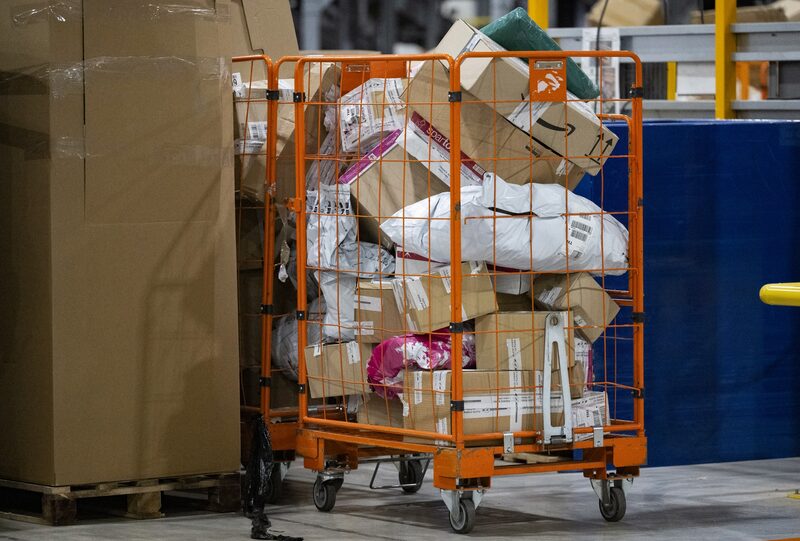 O Ministro das Finanças da França, Eric Lombard, disse que as autoridades estão preocupadas com a concorrência desleal contra as empresas nacionais e que muitos dos produtos não respeitam as normas de segurança O Ministro das Finanças da França, Eric Lombard, disse que as autoridades estão preocupadas com a concorrência desleal contra as empresas nacionais e que muitos dos produtos não respeitam as normas de segurança