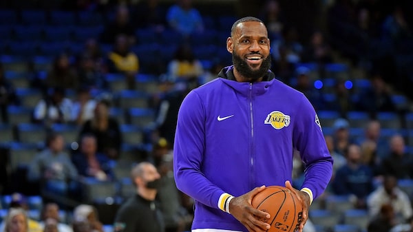 LeBron James renueva con Lakers, será el jugador de mayores ingresos de la NBA: ESPN LeBron James renueva con Lakers, será el jugador de mayores ingresos de la NBA: ESPN