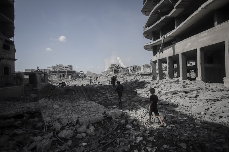 Palestinos caminan entre los escombros de edificios destruidos en la ciudad de Gaza, en octubre. Foto: Ahmad Salem/Bloomberg Palestinos caminan entre los escombros de edificios destruidos en la ciudad de Gaza, en octubre. Foto: Ahmad Salem/Bloomberg