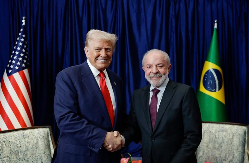 Presidente da República, Luiz Inácio Lula da Silva, durante Encontro com o Presidente dos Estados Unidos, Donald Trump, durante o 47ª Cúpula da Associação de Nações do Sudeste Asiático - ASEAN em Kuala Lampur, Malásia.
Fotos: Ricardo Stuckert / PR Presidente da República, Luiz Inácio Lula da Silva, durante Encontro com o Presidente dos Estados Unidos, Donald Trump, durante o 47ª Cúpula da Associação de Nações do Sudeste Asiático - ASEAN em Kuala Lampur, Malásia.
Fotos: Ricardo Stuckert / PR